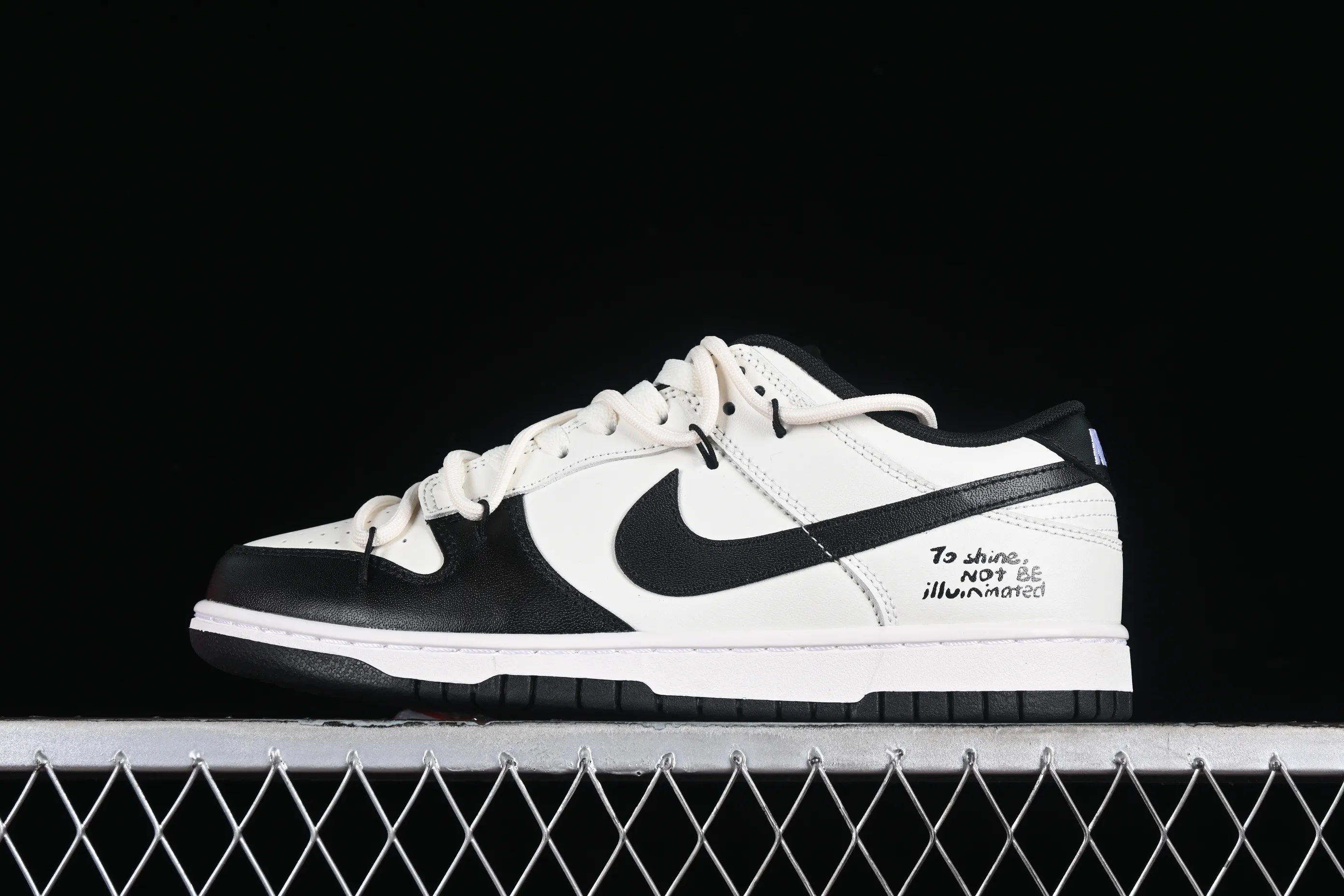 All Categories Nk SB Dunk Series Nk SB Dunk Low Low-top sneakers Nk Dunk Retro Saml Panda Prank Black and white retro style SB strap low-top casual sneakers DD1391-100